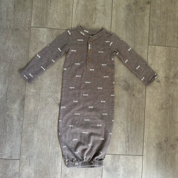 Adorable baby modern nightgown sleeper 3 months boy or
Girl 
Never worn - Picture 6 of 9